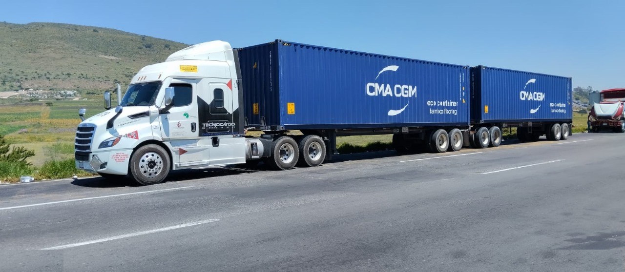 Unidad de Tecnocargo con contenedores